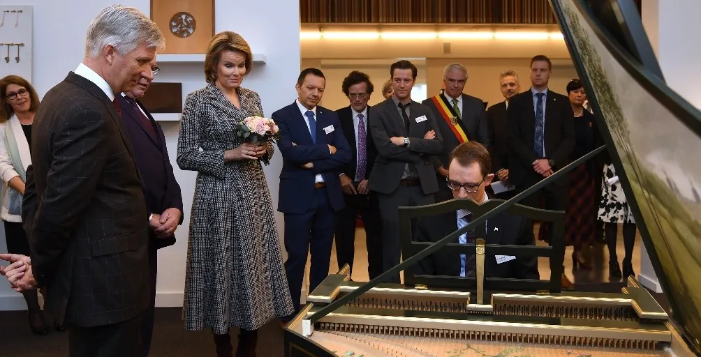 Koning Filip luistert naar het Klavecimbel van Atelier Chris Maene