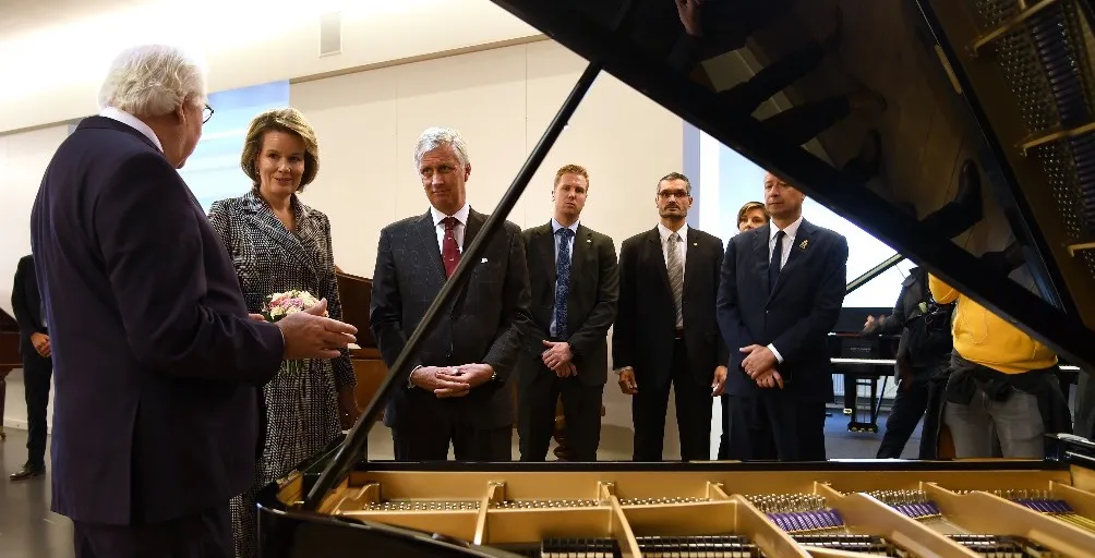 Chris Maene toont Straigt Strung Concert Grand aan Koningspaar