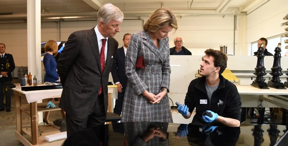 Collega Baptiste legt handpolitoeren uit aan Koningin Mathilde 