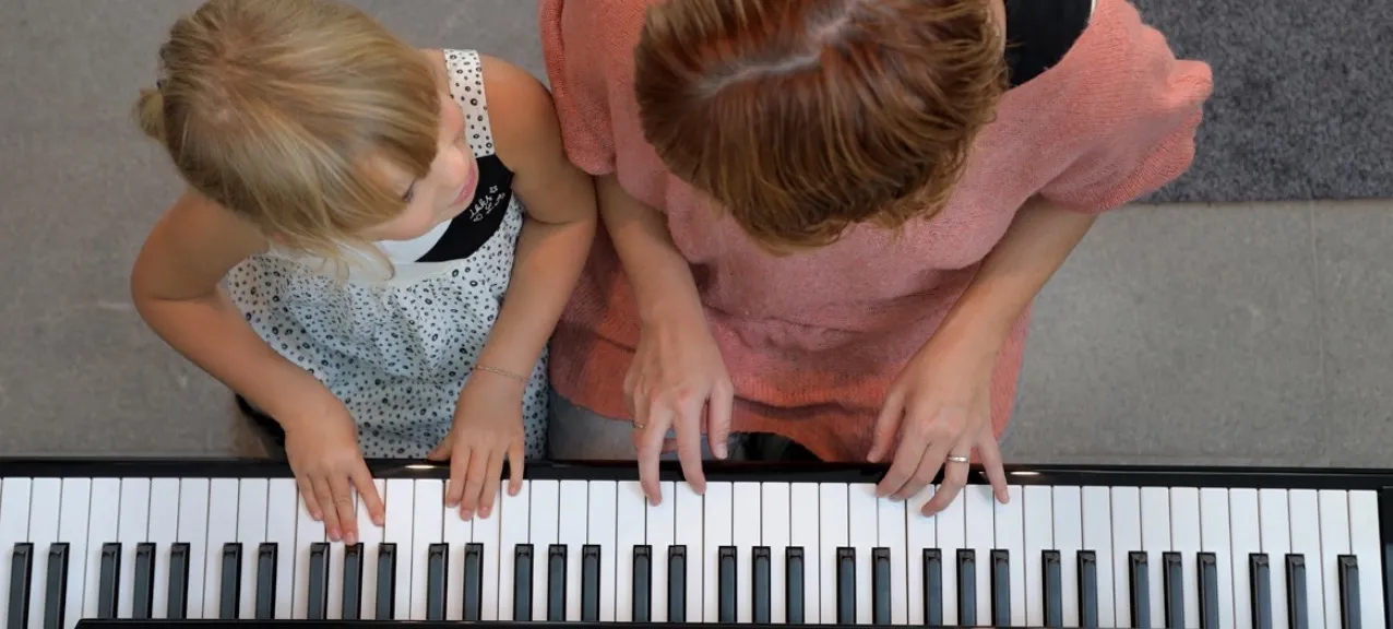 Moeder en dochter spelen piano
