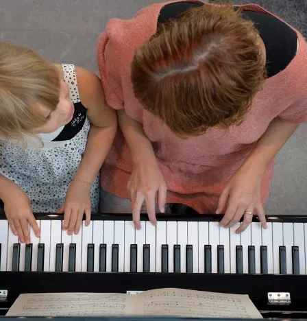 Moeder en dochter spelen piano