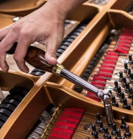 Accorder un piano avec une clé d'accord