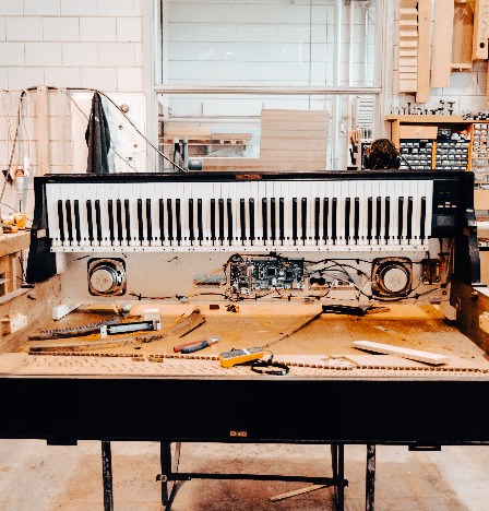 Digitale piano, ingebouwd in een akoestische piano