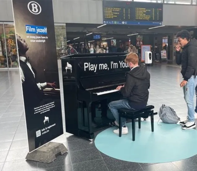 Piano gare de Bruges Maene