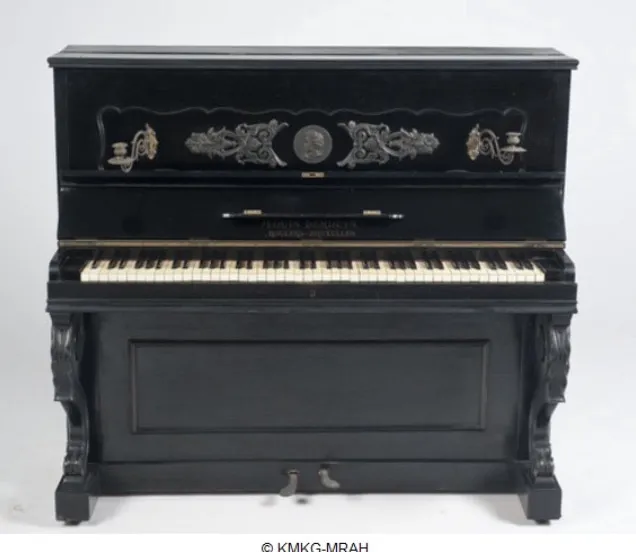 Oude zwarte piano