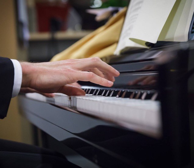Piano spelen met bladmuziek