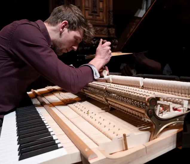 Stemmen , intonatie van een piano