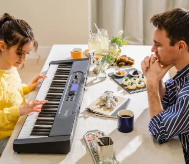 Jeune enfant joue au Casio Keyboard - Pianos Maene