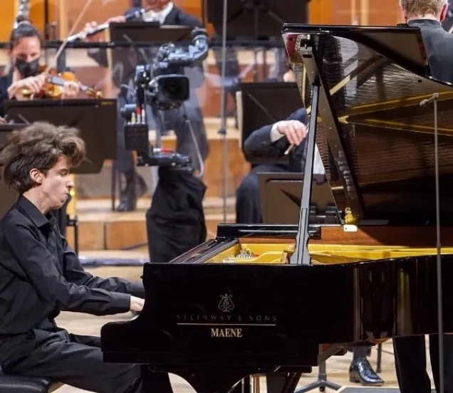 How do the pianists practice before going on stage? 