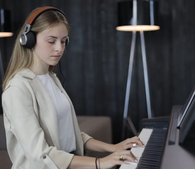 Digitale piano bespelen met hoofdtelefoon