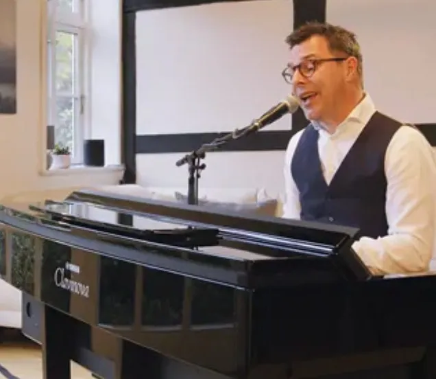 Yamaha CVP-809 man zingt met piano en micro