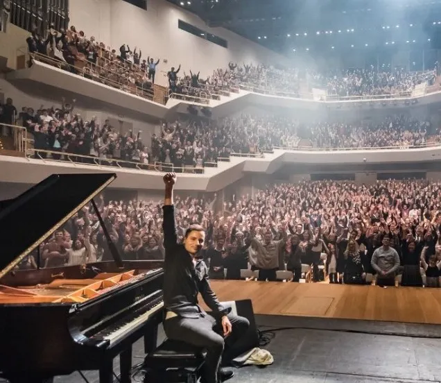 Peter Bence in actie op een Steinway vleugelpiano (Piano's Maene)