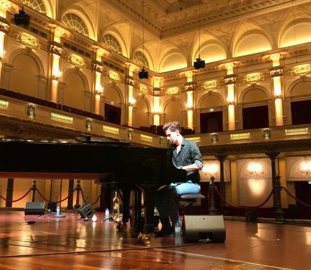 Accorder un piano dans une salle de concert