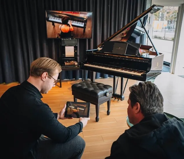 consultant met klant steinway