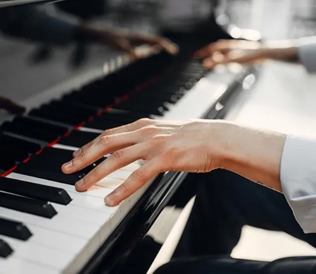 Exercer les gammes et les arpèges piano