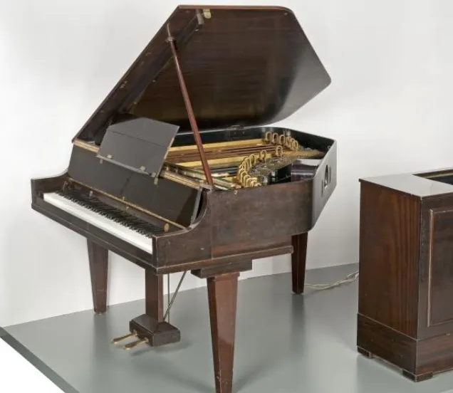 le Neo Bechstein, l'un des premiers pianos à queue électroacoustiques