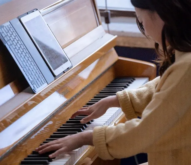 Vrouw Speelt piano met tablet
