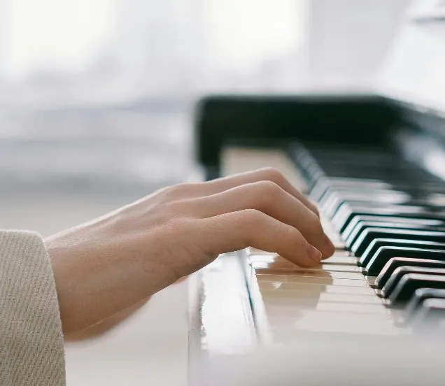 Hand speelt piano