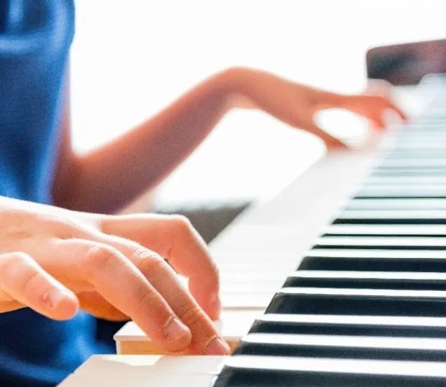 kinderen op een Doutreligne Piano