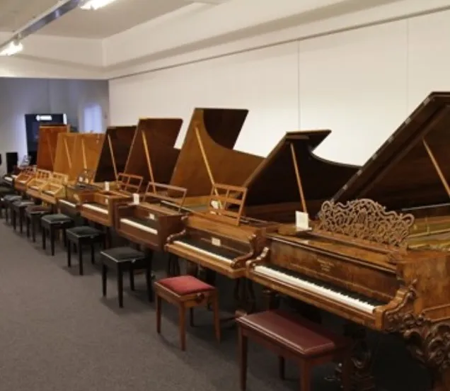 Collectie bespeelbare historische concertvleugels in Showroom Piano's Maene Ruiselede