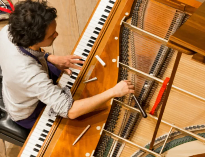 pianostemmer aan het werk