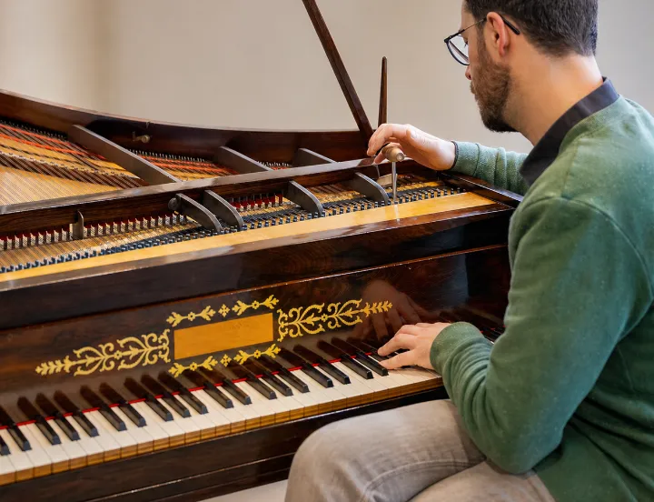 pianostemmer aan het werk