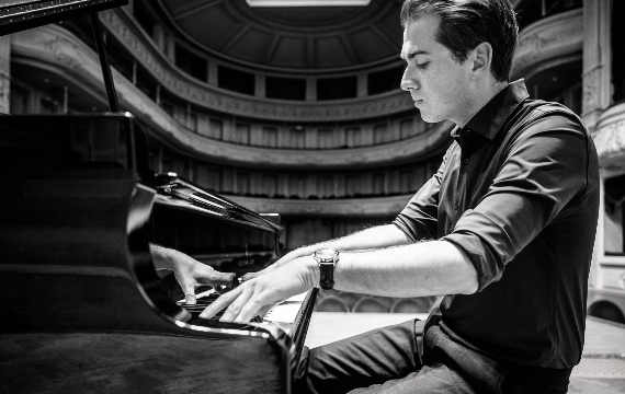 Idmtal aan Steinway concertvleugel