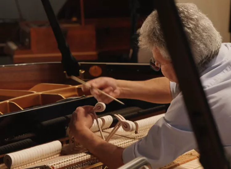 Svetlo Siarov, pianotechnicus expert bij Piano's Maene